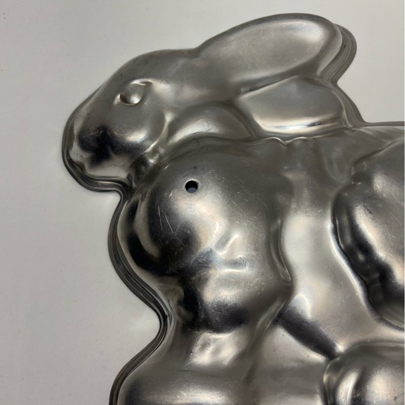 Vintage 70s NordicWare 3D bunny 2-piece aluminum cake pan - Picture 5 of 7